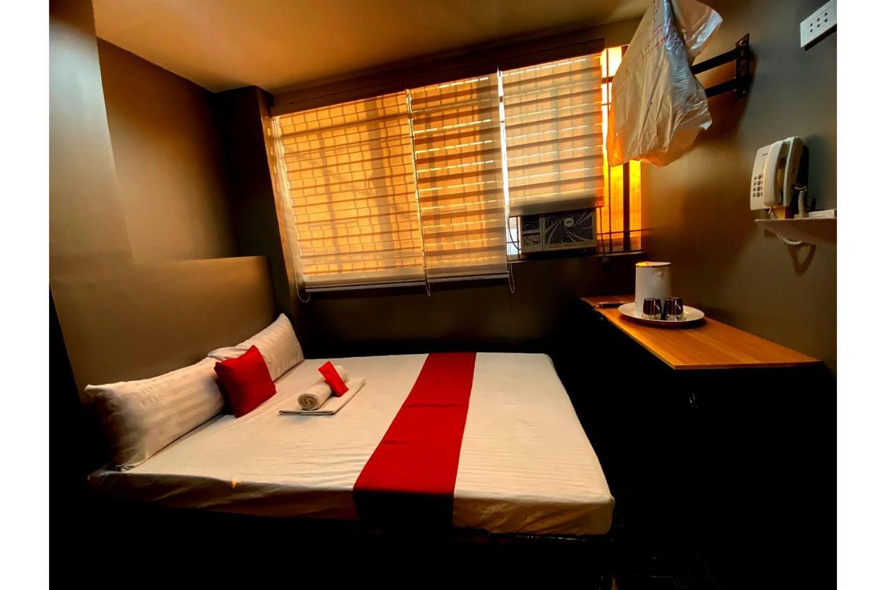 Oyo 104 Manila Venetian Hotel Екстериор снимка